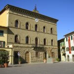 Piazza con palazzo com e fiorino