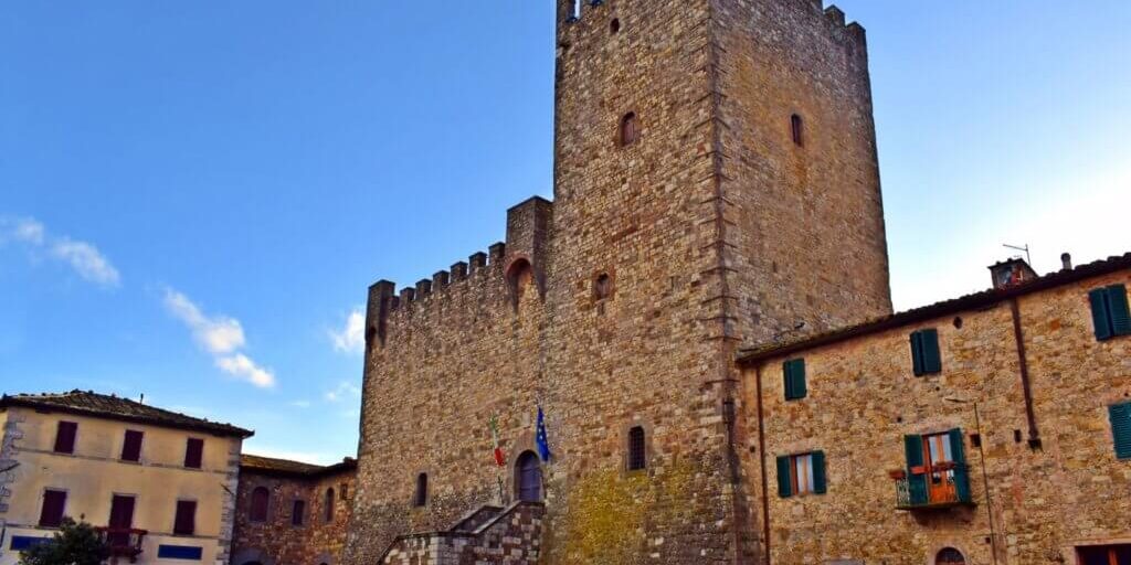 09-VisitChianti-Castellina-in-chianti-toscana-shutterstock_643799812-1663x1200